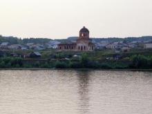 Два молодых человека перевернулись на резиновой лодке