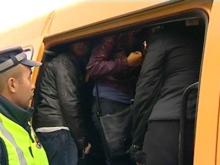 В маршрутный микроавтобус набилось 22 человека