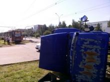 На проспекте Сююмбике трамвай при столкновении опрокинул автофургон 'Почта России'