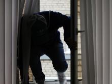 В Набережных Челнах преступник вновь проник в квартиру через окно