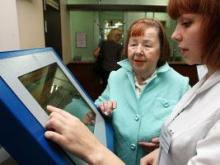 Пенсионеры просят оставить запись к врачам по телефону