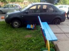 В Набережных Челнах молодой водитель наехал на женщину, сидящую на лавочке у подъезда