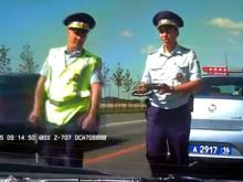 В Казани у водителя - конфликт с инспектором ГИБДД из Набережных Челнов