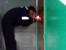 Участковый не разрешил спасателям вскрыть дверь квартиры