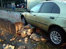 В Набережных Челнах пьяный водитель на иномарке врезался в ограждение подземного пешеходного переход