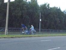 В Набережных Челнах строители закрыли подземный переход - пешеходы вынуждены лезть через забор