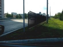 В Набережных Челнах по просьбе автолюбителей перенесли забор, мешающий обзору