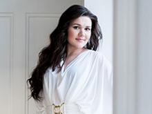 Певица Дина Гарипова показала свадебное платье, но продолжает скрывать жениха