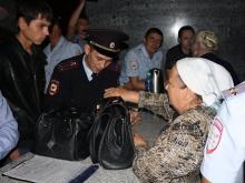 Сотрудники полиции силой заставили протестующих покинуть офис избиркома в Набережных Челнах