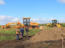 В поселке для многодетных семей «Подсолнухи» начали делать дорогу.