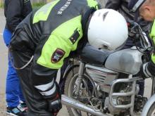 Байкеры катаются на своих мотоциклах без прав