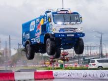 На автошоу в Казани 'КАМАЗ' прыгнул с трамплина и пролетел 30 метров