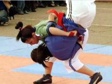 Челнинки стали чемпионками Татарстана по борьбе на поясах