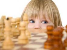 Детсадовцев учат шахматам