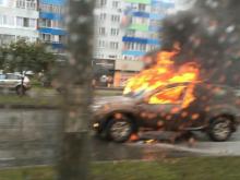 В Набережных Челнах в поселке ГЭС сегодня утром запылала иномарка 'Рено Дастер'