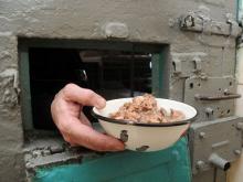 100 граммов мяса и рыбы и полкило картошки: меню арестованных в Набережных Челнах