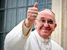 Папа римский меняет линзы в старой оправе для очков