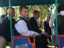 Рустам Минниханов прокатился на детском поезде в парке поселка Сидоровка