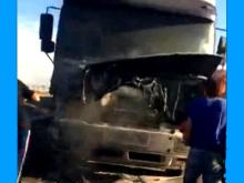 На плотине ГЭС при въезде в Набережные Челны загорелась фура из Калининградской области 