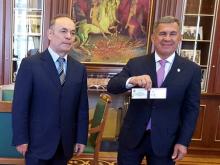 Рустам Минниханов показал, как выглядит удостоверение президента Татарстана