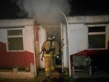 В Набережных Челнах возле кладбища подожгли склад стройматериалов