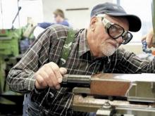 Для выхода на пенсию предлагается работать до 65 лет