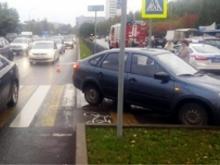 Автоледи сбила девушку на пешеходном переходе, пытаясь избежать удара о другую машину