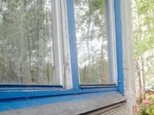 Челнинка обнаружила дыру в оконной раме детского сада 'Колобок'
