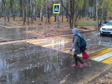Из-за «лежачих полицейских» на пешеходном переходе собирается лужа