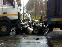 На автотрассе М-7 'Ладу Гранта' зажало между двумя большегрузами