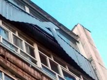 Над молочной кухней в поселке ЗЯБ отрывается обшивка балкона