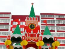 В микрорайоне 'Красные Челны' установили копию кремлевских башен и стен