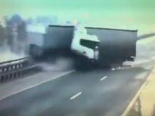 На мосту через Вятку грузовик 'Скания' упал в реку