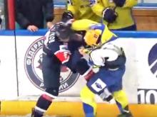 Челнинский хоккеист подрался с соперником в Красноярске