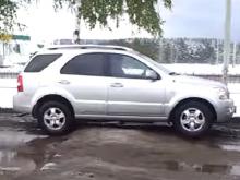 «Лежачие полицейские» обросли снегом – машины шоркают на них днищем