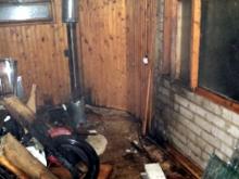 Владелец гаража растапливал печку бензином: загорелись пол и потолок