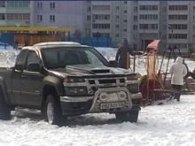 С выпавшим снегом на детские площадки полезли владельцы автомобилей
