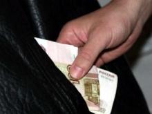 Грузчик на рынке украл деньги у продавца из куртки