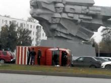 Возле памятника 'Родина-мать' в Набережных Челнах перевернулась 'Газель'