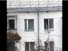 17-летняя девушка пыталась спуститься с 4-го этажа с помощью простыней