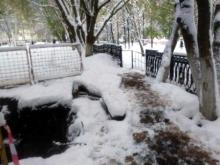 Только после жалобы в «Народный контроль» огородили глубокие ямы возле школы №19