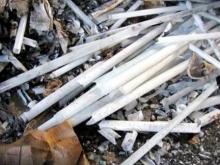 Предприниматель высыпал битые лампы на землю и пытался подкупить инспектора