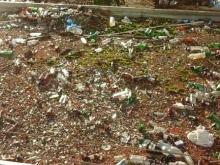 Мусор с крыши одного магазина смели на крышу соседней торговой точки