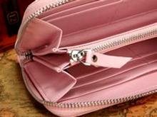 Продавец присвоила кошелек, забытый покупателем. Но ее уличила запись с видеокамеры