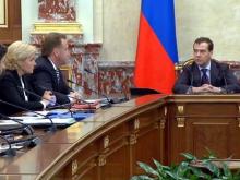 Правительство России решило сэкономить на материнском капитале и квартирах для сирот