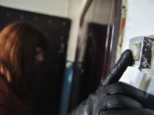 Кто звонит в квартиры пенсионеров, предлагая менять окна и батареи?