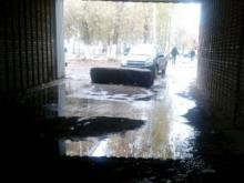 Жители дома 3/60А перегородили въезд в арку дома бетонным блоком