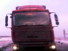 Шипованная зимняя резина не помогла водителю - он столкнулся с двумя фурами