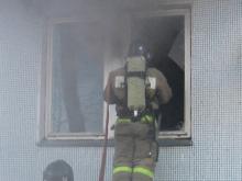 Пожарные взобрались в задымленную квартиру на 5-м этаже и нашли нетрезвую парочку