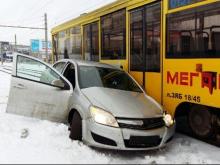 На проспекте Сююмбике легковой автомобиль не уступил дорогу трамваю